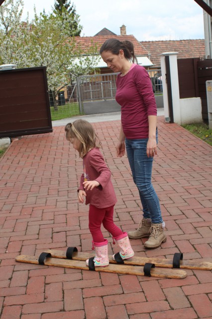 Népi játékok kipróbálása.