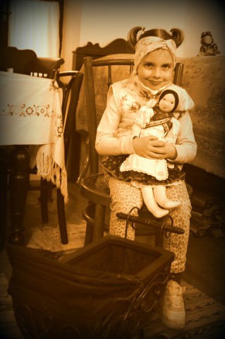 Fotózkodás a tisztaszobában korabeli kellékekkel.