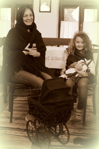 Fotózkodás a tisztaszobában korabeli kellékekkel.