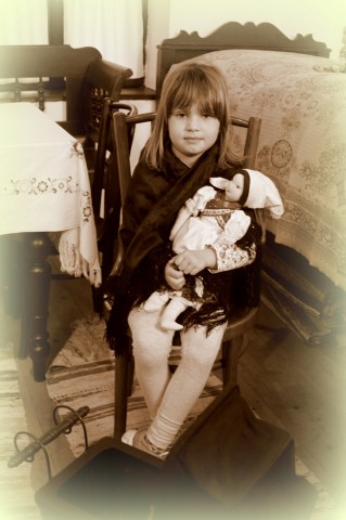 Fotózkodás a tisztaszobában korabeli kellékekkel.