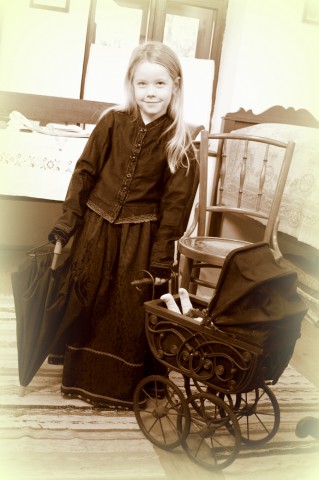 Fotózkodás a tisztaszobában korabeli kellékekkel.