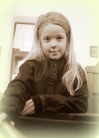 Fotózkodás a tisztaszobában korabeli kellékekkel.