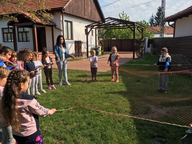 Múzeumpedagógiai foglalkozás óvodásoknak a tájházban. Játék az udvaron.