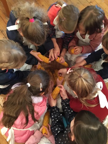 Múzeumpedagógiai foglalkozás óvodásoknak a tájházban. Kukoricafosztás