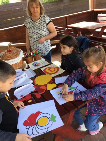 Múzeumpedagógiai foglalkozás óvodásoknak a tájházban. Kézműveskedés.