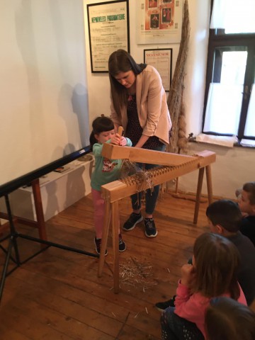 Múzeumpedagógiai foglalkozás óvodásoknak a tájházban. Szövés