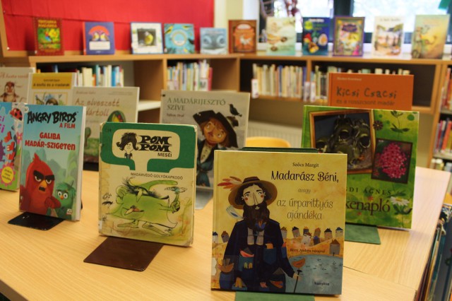 Kihelyezett könyvajánló a gyermekkönyvtárban