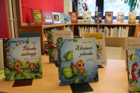 Kihelyezett könyvajánló a gyermekkönyvtárban