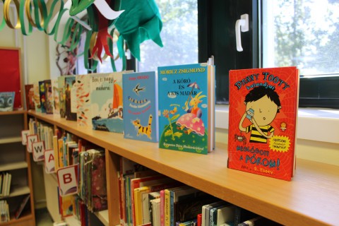 Kihelyezett könyvajánló a gyermekkönyvtárban