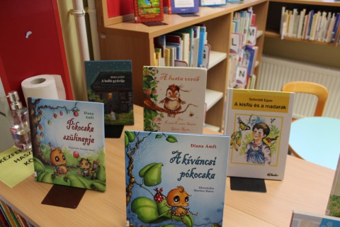 Kihelyezett könyvajánló a gyermekkönyvtárban