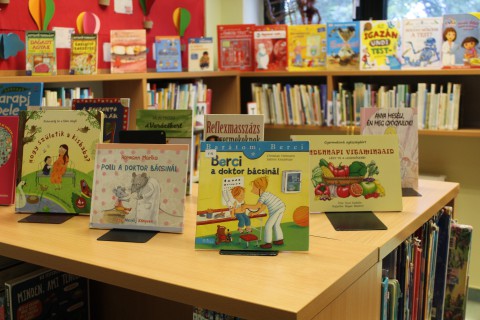 Kihelyezett könyvajánló a gyermekkönyvtárban