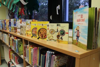 Kihelyezett könyvajánló a gyermekkönyvtárban