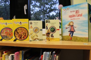 Kihelyezett könyvajánló a gyermekkönyvtárban