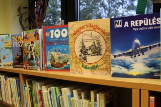 Kihelyezett könyvajánló a gyermekkönyvtárban