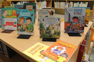 Kihelyezett könyvajánló a gyermekkönyvtárban