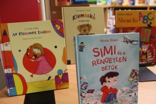 Kihelyezett könyvajánló a gyermekkönyvtárban