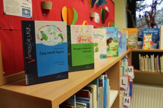 Kihelyezett könyvajánló a gyermekkönyvtárban