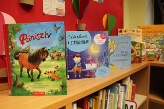 Kihelyezett könyvajánló a gyermekkönyvtárban