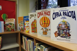 Kihelyezett könyvajánló a gyermekkönyvtárban