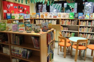 Kihelyezett könyvajánló a gyermekkönyvtárban