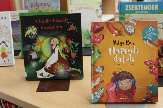 Kihelyezett könyvajánló a gyermekkönyvtárban