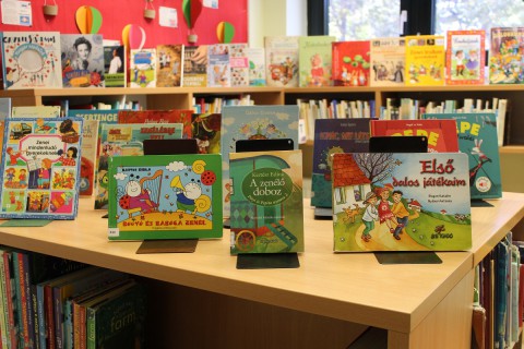 Kihelyezett könyvajánló a gyermekkönyvtárban.