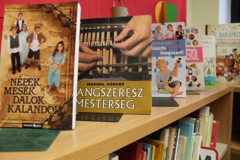 Kihelyezett könyvajánló a gyermekkönyvtárban