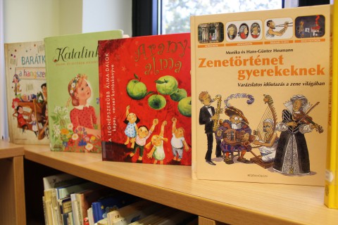 Kihelyezett könyvajánló a gyermekkönyvtárban