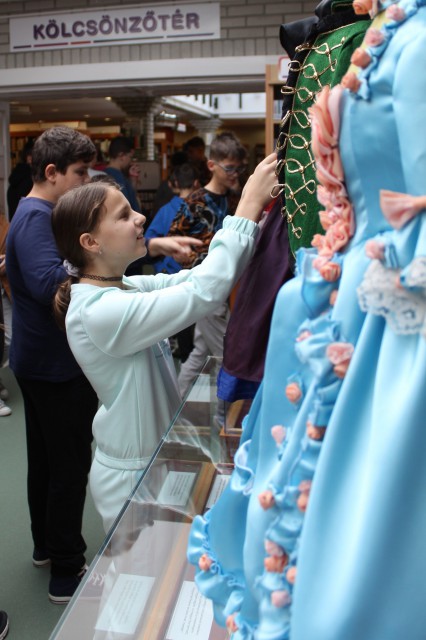 Viselettörténeti foglalkozás a könyvtárban