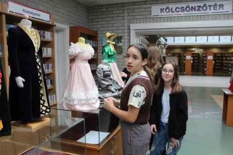 Viselettörténeti foglalkozás a könyvtárban