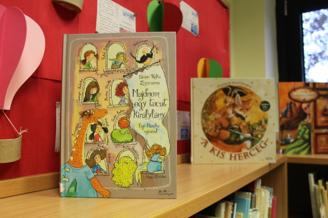 Kihelyezett könyvajánló a gyermekkönyvtárban