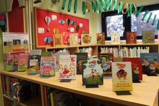 Kihelyezett könyvajánló a gyermekkönyvtárban