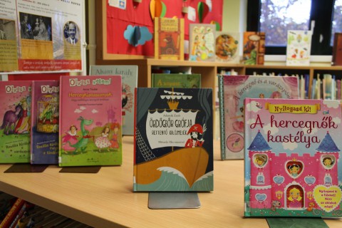 Kihelyezett könyvajánló a gyermekkönyvtárban