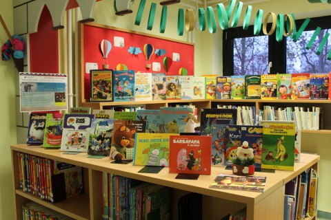 Kihelyezett könyvajánló a gyermekkönyvtárban
