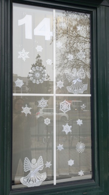 A Tiszaszederkényi Fiókkönyvtár Fonalvarázs klubjának munkái díszítik az ablakot.