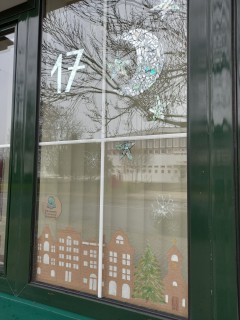 A könyvtár KÉK (Környezet - Életmód - Közösség) munkacsoportja díszítette a 17. ablakot, amely során újrahasznosítottunk számos hulladékot, mint pl. rossz CD lemezt, WC papír gurigát és kartondobozt.