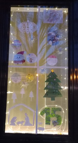 Szabó Zsolt István 2.a osztályos tanuló és családjának díszítése ez az ablak.