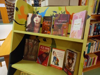 A kihelyezett könyvek a Kortárs szerzők polcon