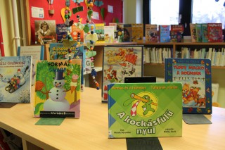 Kihelyezett könyvajánló a gyermekkönyvtárban
