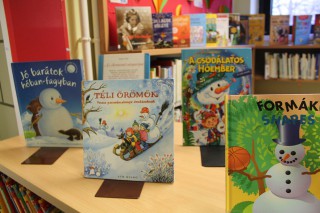 Kihelyezett könyvajánló a gyermekkönyvtárban