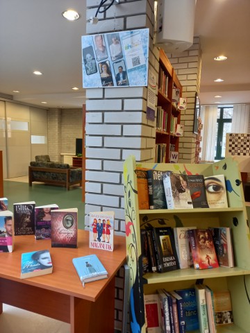 A kihelyezett könyvek a Kortárs szerzők polcon