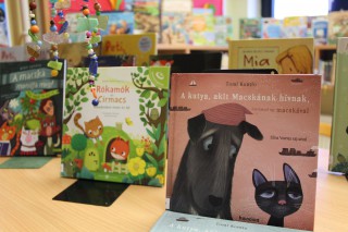 Kihelyezett könyvajánló a gyermekkönyvtárban