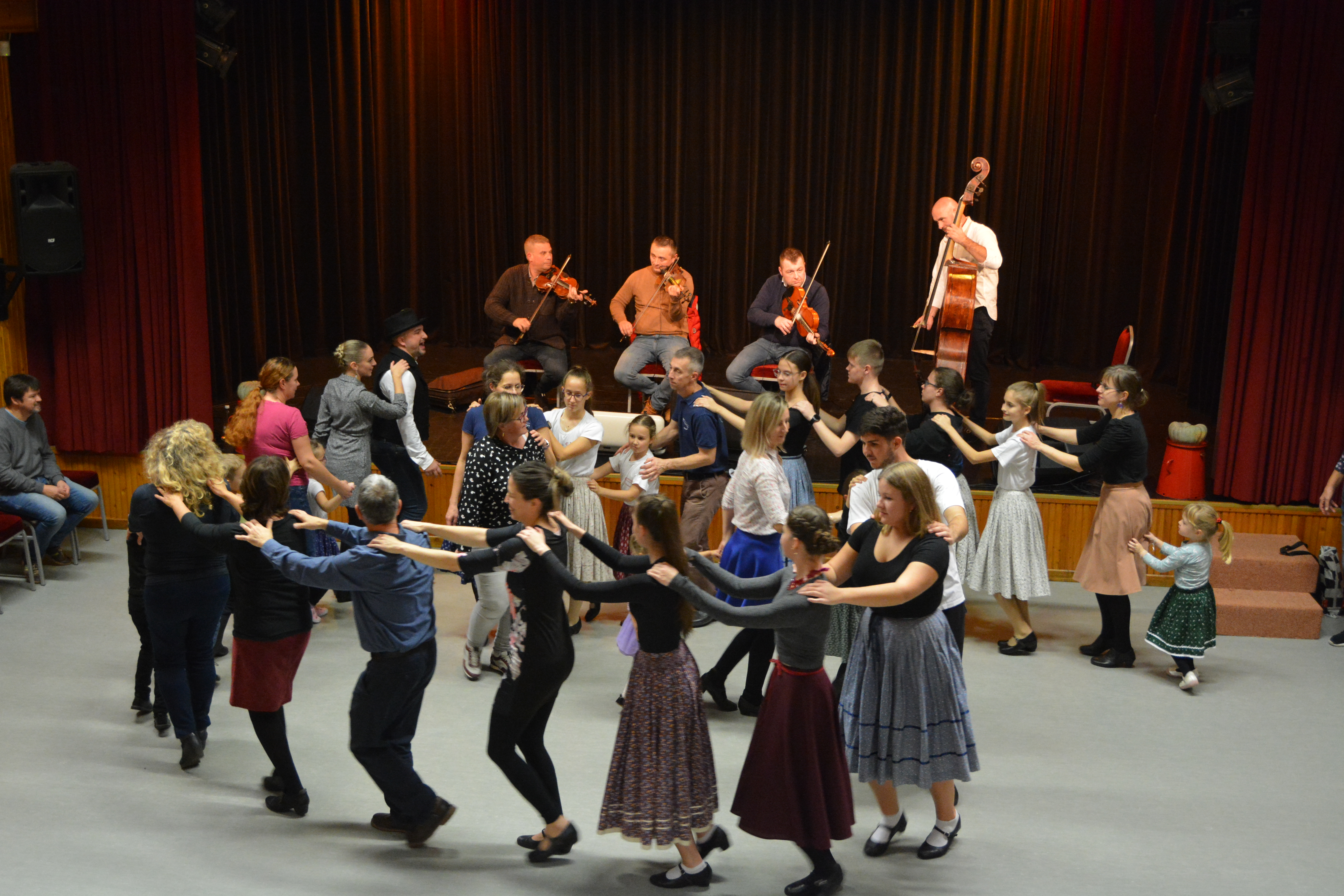 Táncház a Bürkös Zenekarral