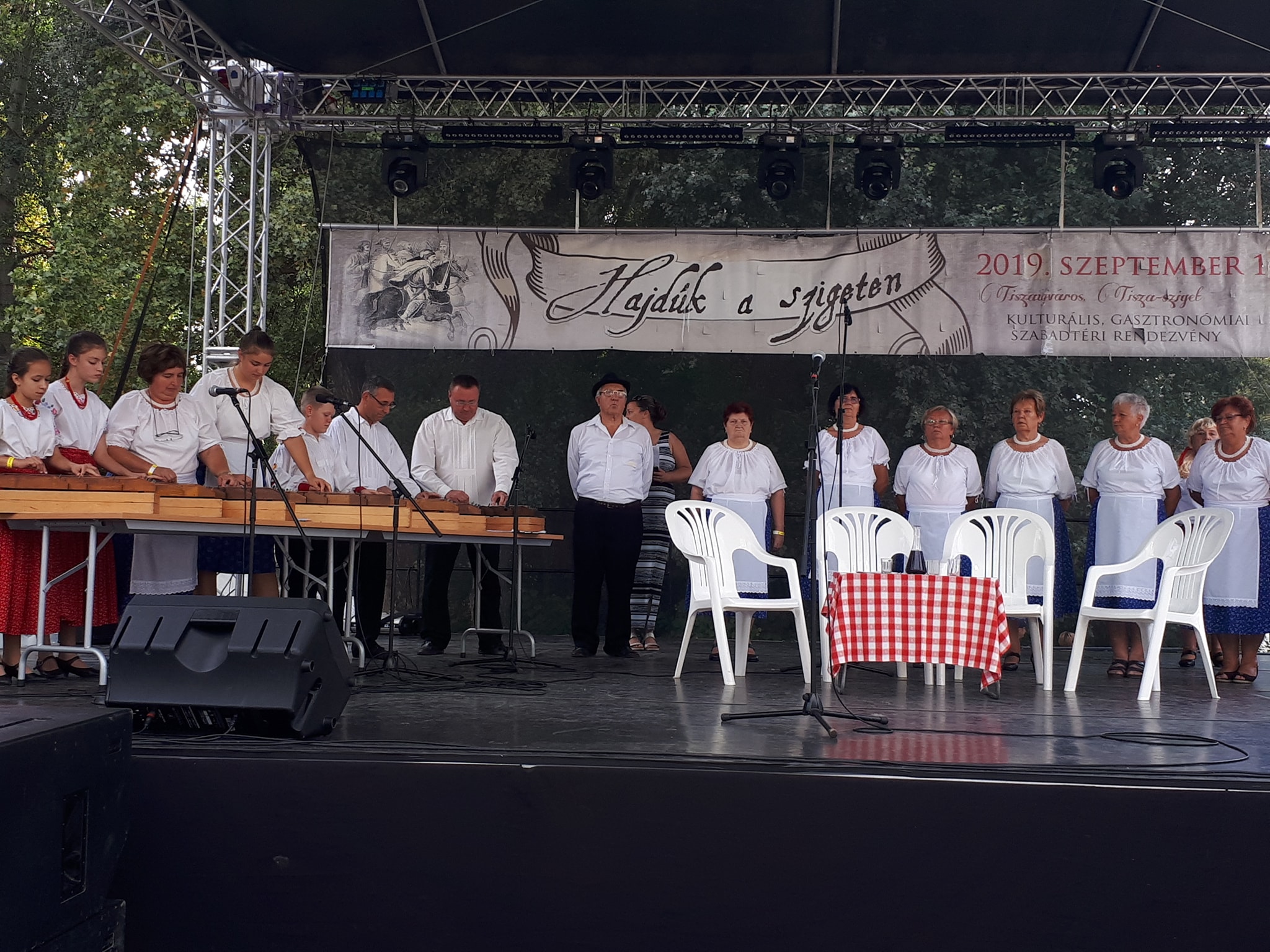 Bokréta Citerazenekar a Mezei Virág Népdalkörrel