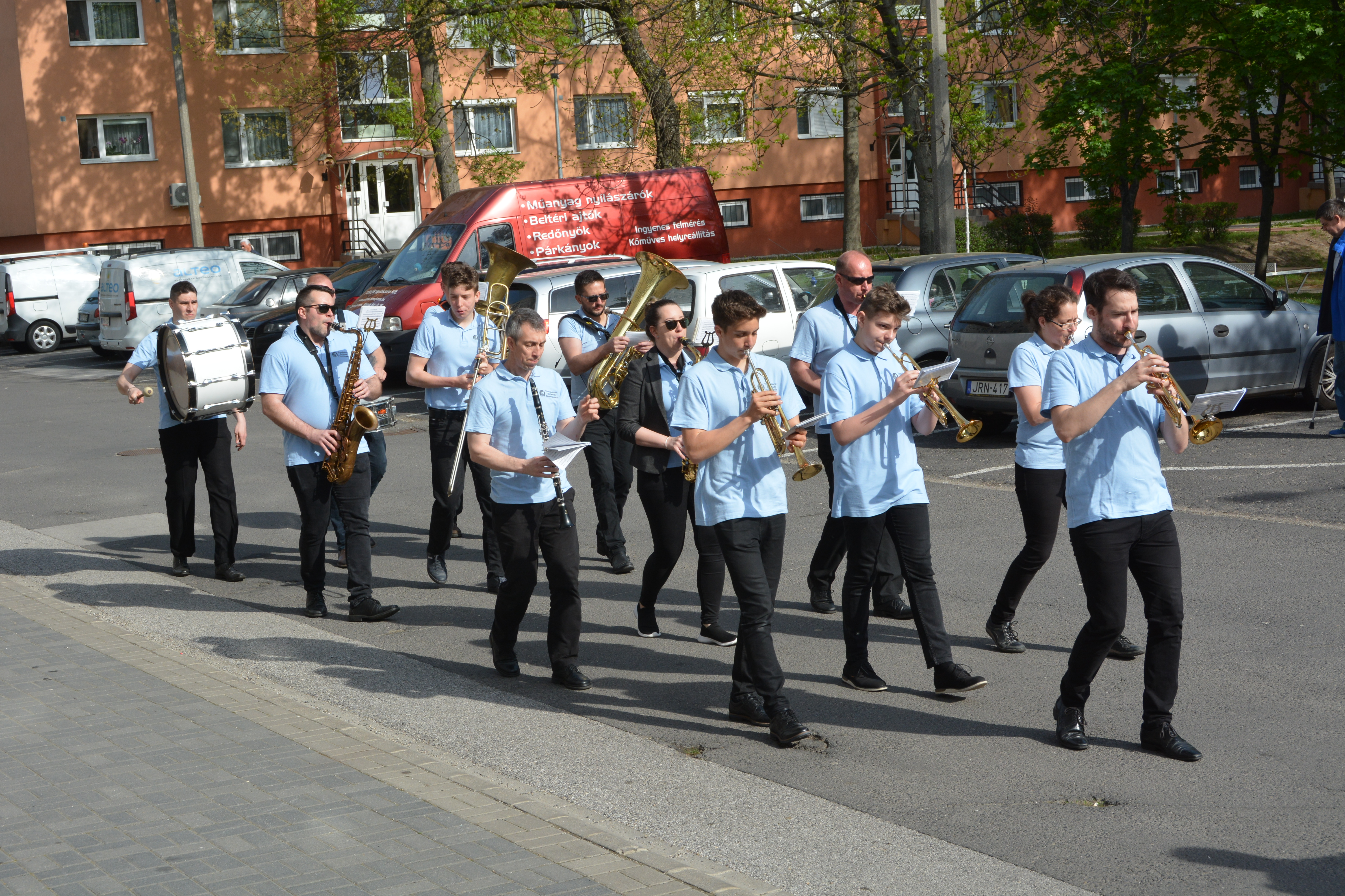 Derkovits Fúvószenekar vonulása a reggeli ébresztőn