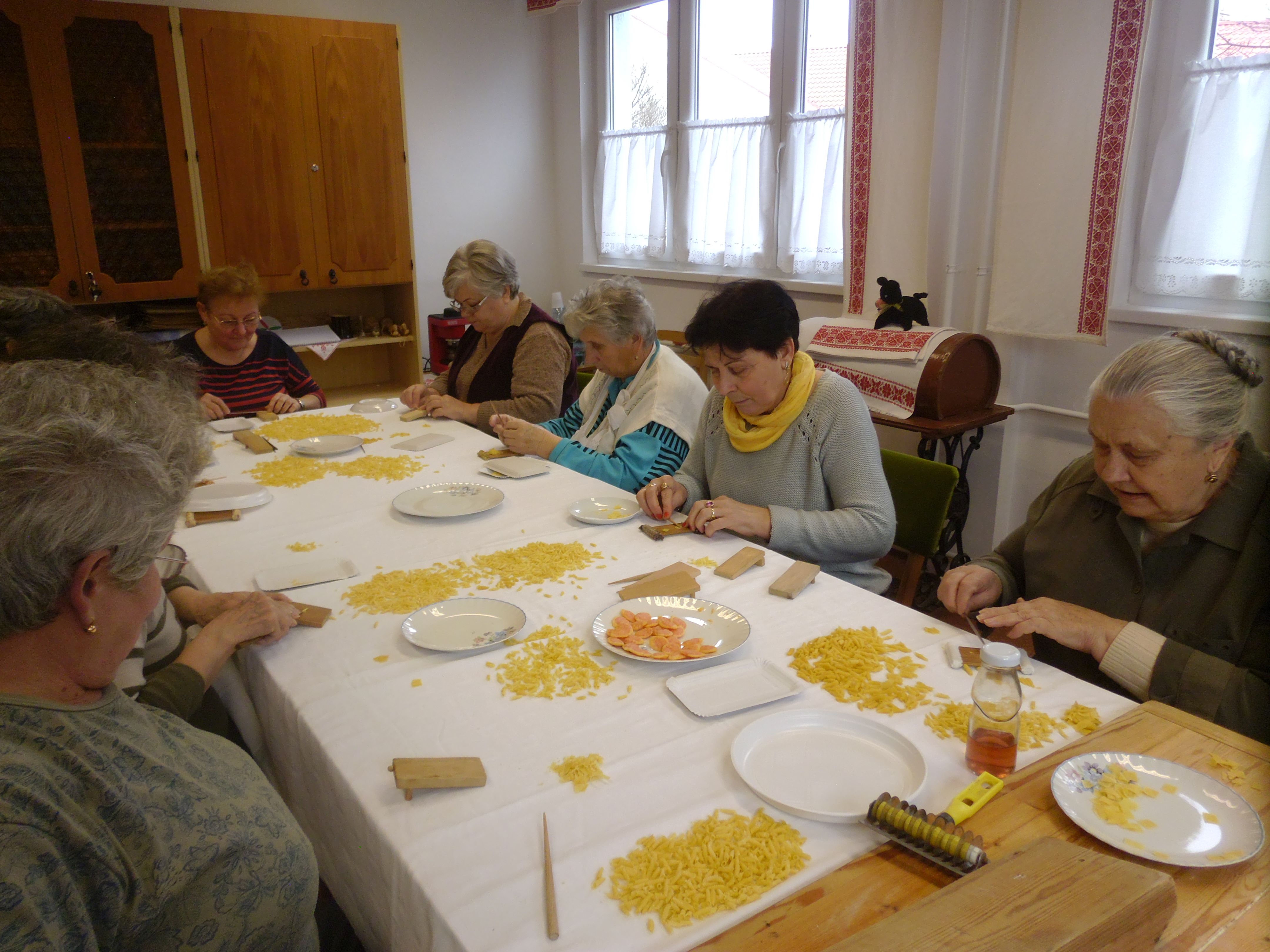 Házitészta készítése a szakköri tagokkal