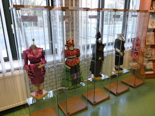 Magyar női viseletek - kiállítás a könyvtárban