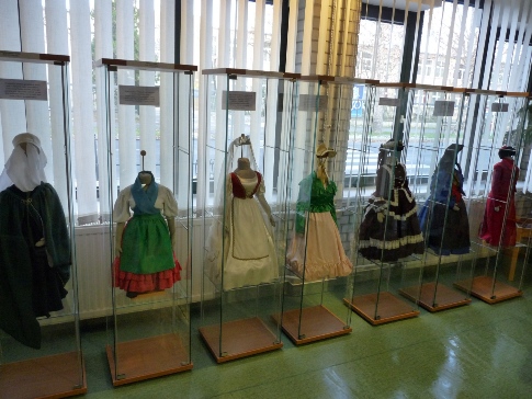 Magyar női viseletek - kiállítás a könyvtárban