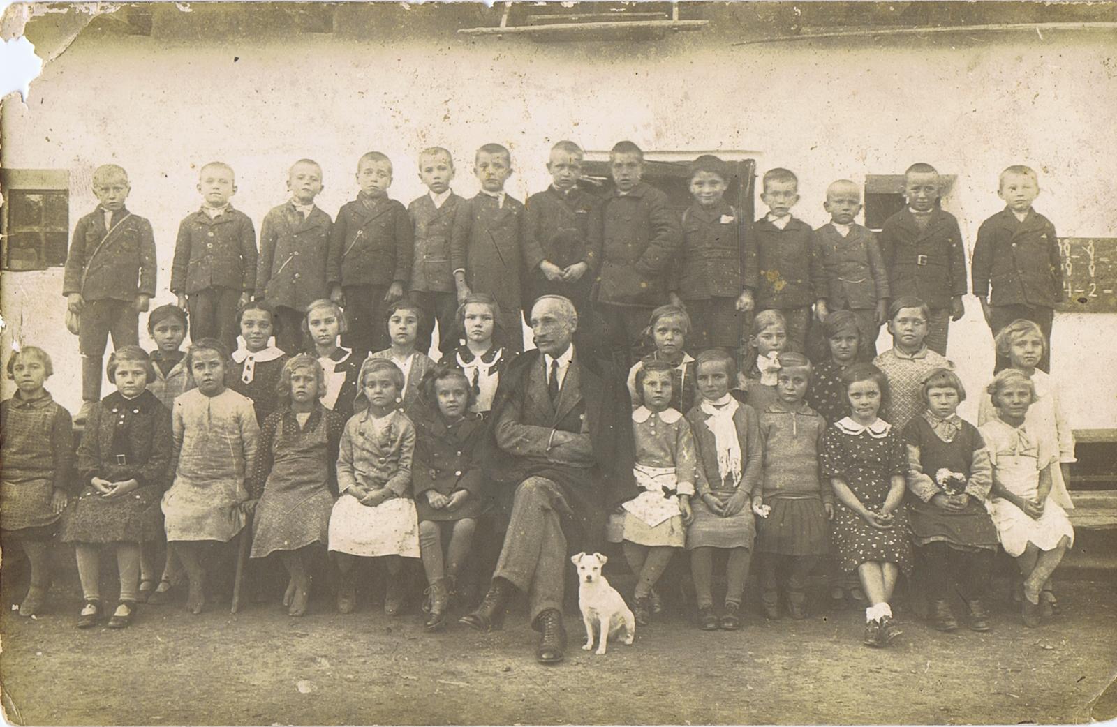 1938 - Csoportkép a Tiszaszederkényi Református Elemi Népiskola diákjairól és tanáráról