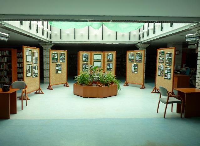 A kiállítás képei a könyvtárban